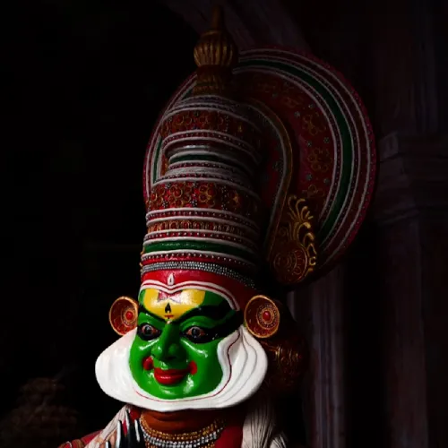 Best Kathakali performance in Kochi showcasing vibrant costumes and traditional makeup